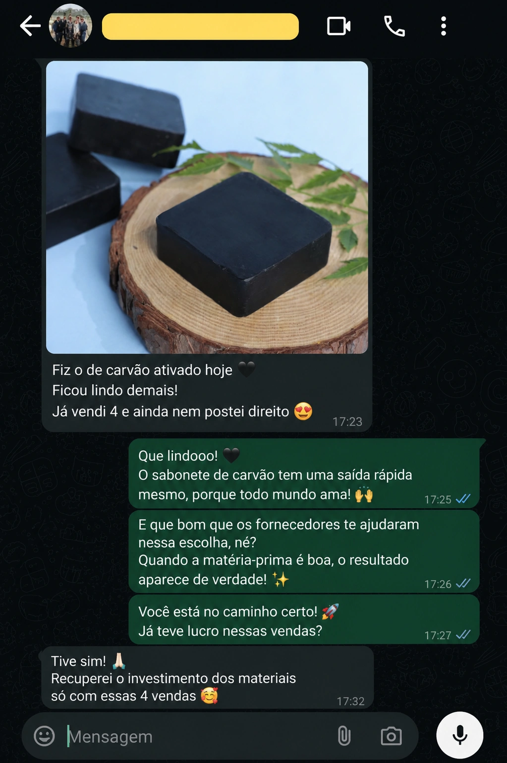 Conversa de aluna do Saponaria Brasil mostrando sabonete de carvão ativado