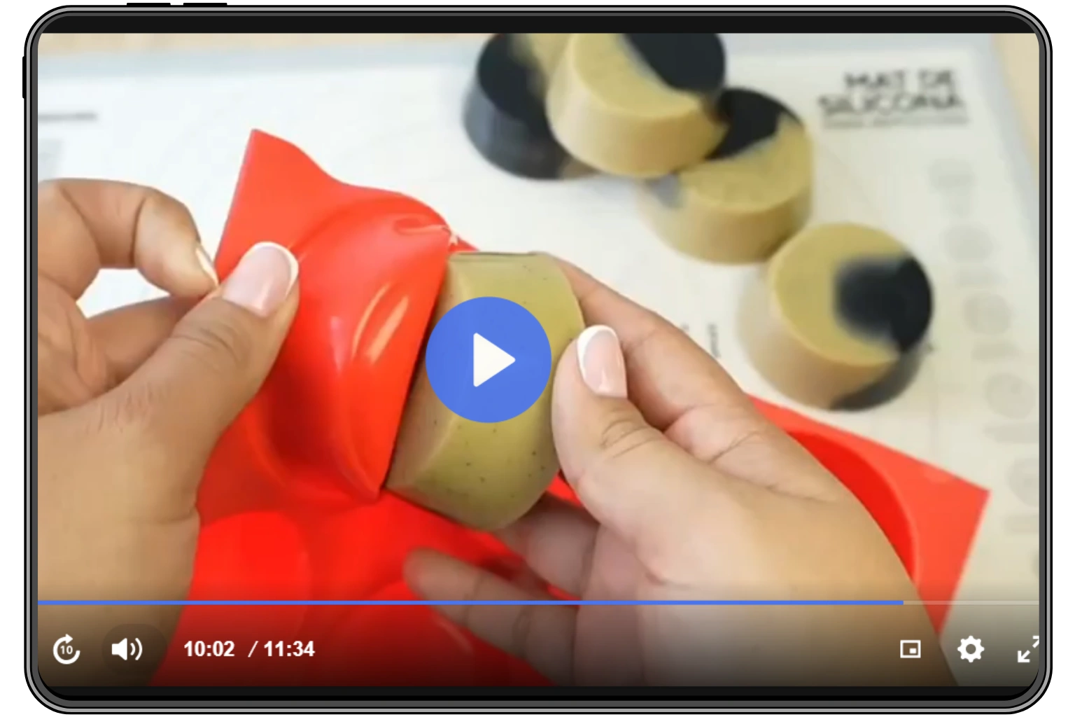 Aula em vídeo mostrando o desenforme de um sabonete no molde de silicone